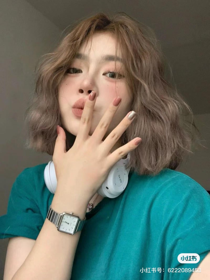 Tóc ngắn uốn gợn sóng cho mặt vuông tròn