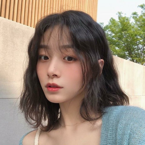 Tóc ngắn uốn gợn sóng năng động cho mặt vuông tròn nữ