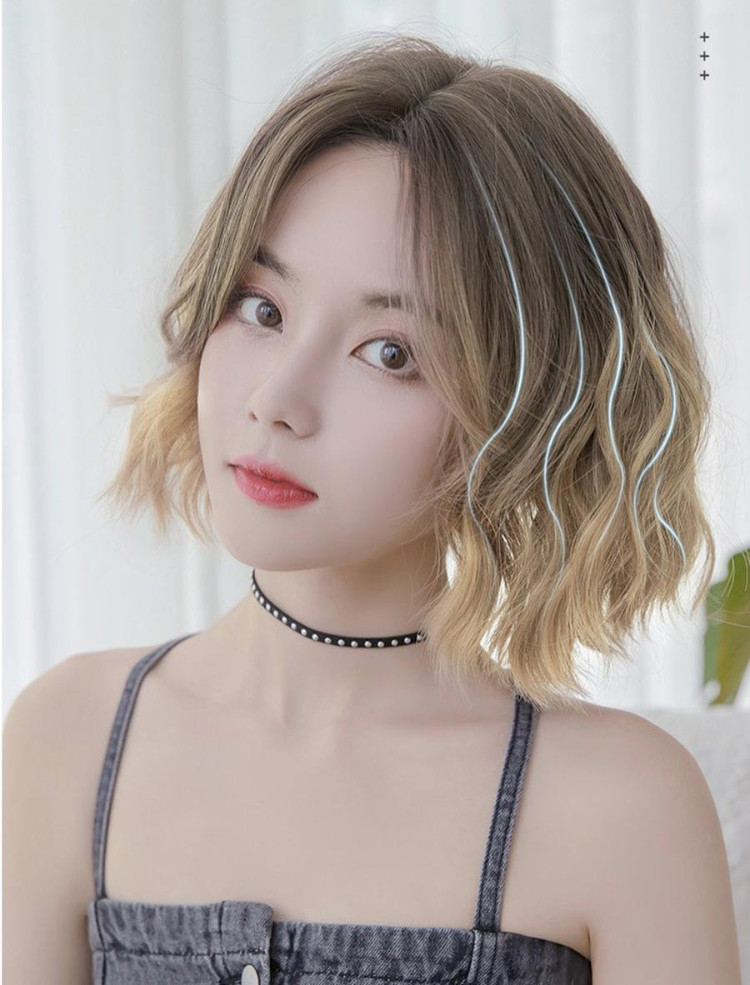Tóc ngắn uốn lơi tự nhiên cho mặt tròn