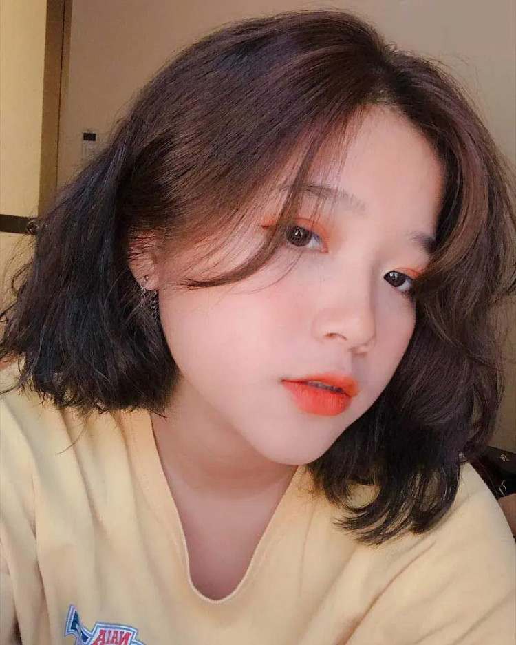 Tóc ngắn uốn mái dài sang trọng cho mặt tròn