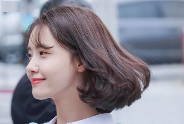 Tóc ngắn uốn xoăn nhẹ cụp đuôi tự nhiên