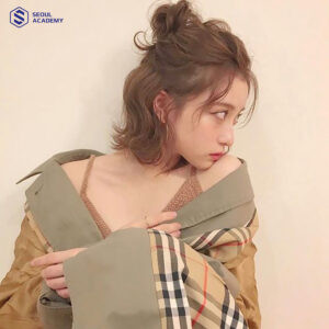 Tóc ngắn uốn xoăn nhẹ nhàng cột nửa đầu đi tiệc cưới