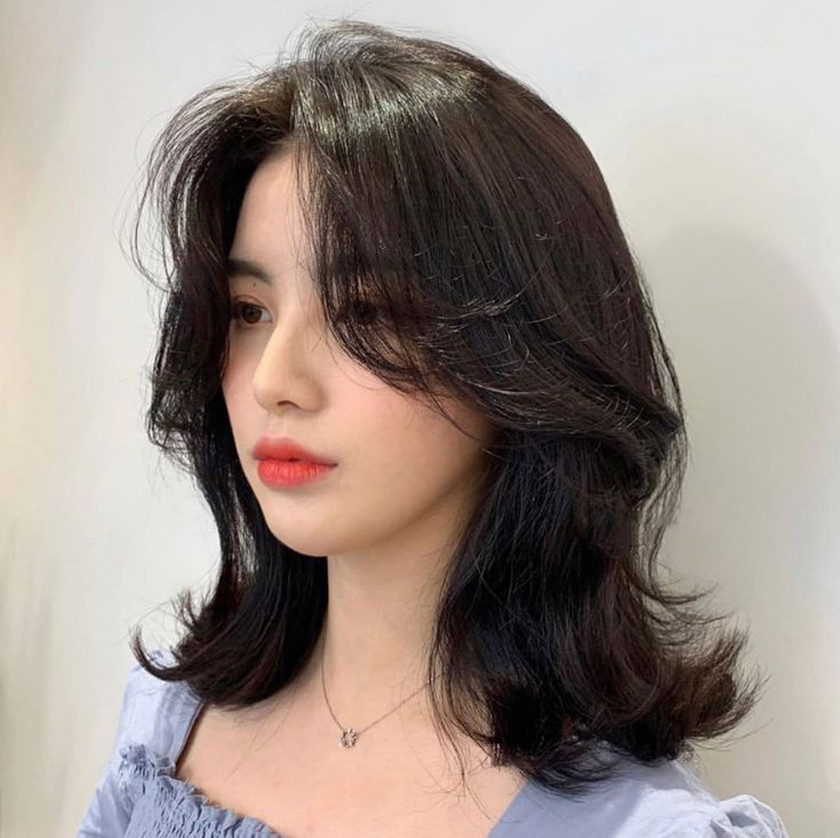 Tóc ngắn xoăn gợn sóng cá tính cho mặt tròn