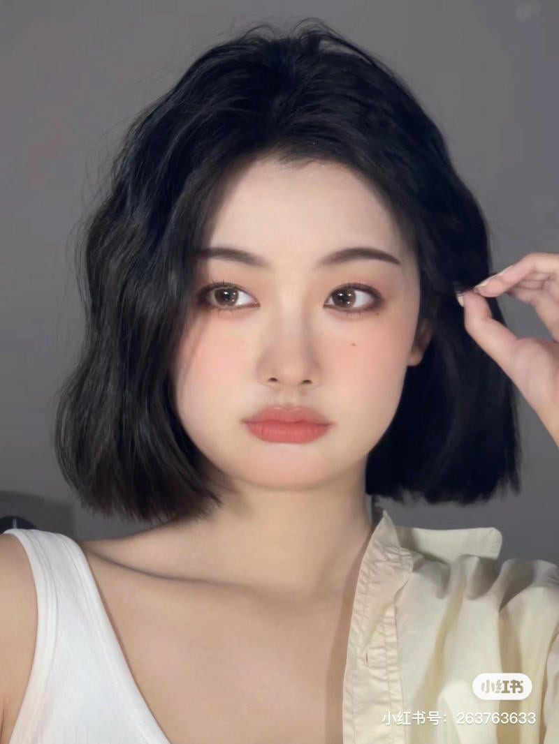 Tóc ngắn xoăn nhẹ tự nhiên cho mặt vuông