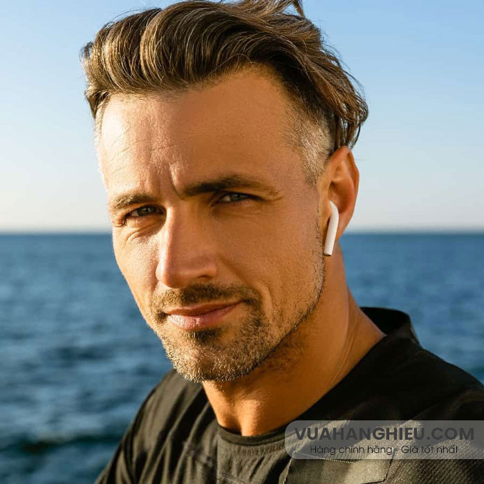 Tóc ngắn xoăn tự nhiên, phù hợp với chất tóc của nhiều người lớn tuổi.