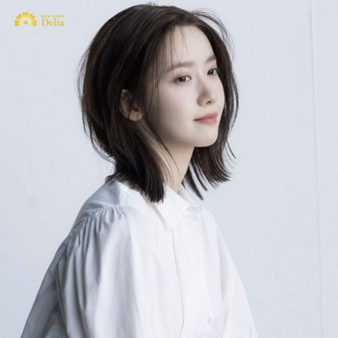Tóc ngang vai duỗi thẳng kết hợp mái thưa, tạo sự nhẹ nhàng, là một trong các kiểu tóc nữ thịnh hành năm 2024.