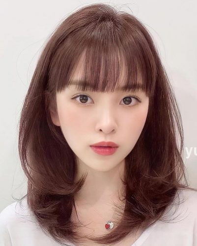 Tóc ngang vai tỉa tầng giúp mặt thon gọn, che gò má cao