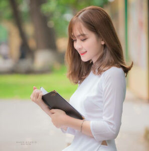 Tóc ngang vai uốn cúp đuôi và mái thưa