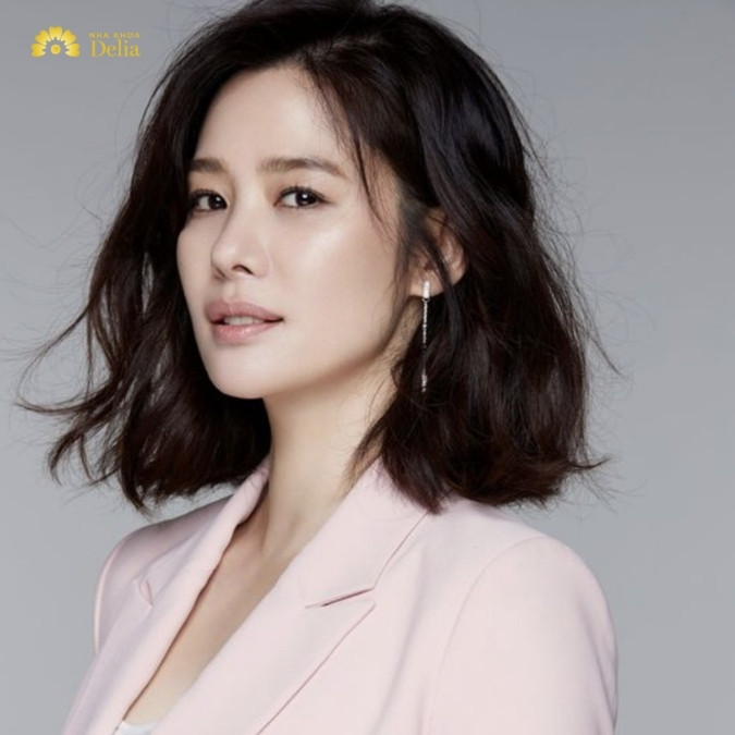 Tóc ngang vai uốn cụp nhẹ nhàng, phù hợp với mọi gương mặt, là lựa chọn phổ biến cho kiểu tóc nữ năm 2024.