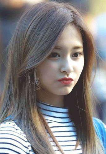 Tóc thẳng mái cong phù hợp với gò má cao