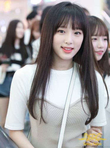 Tóc thẳng mái ngang tạo nét thanh lịch cho gò má cao