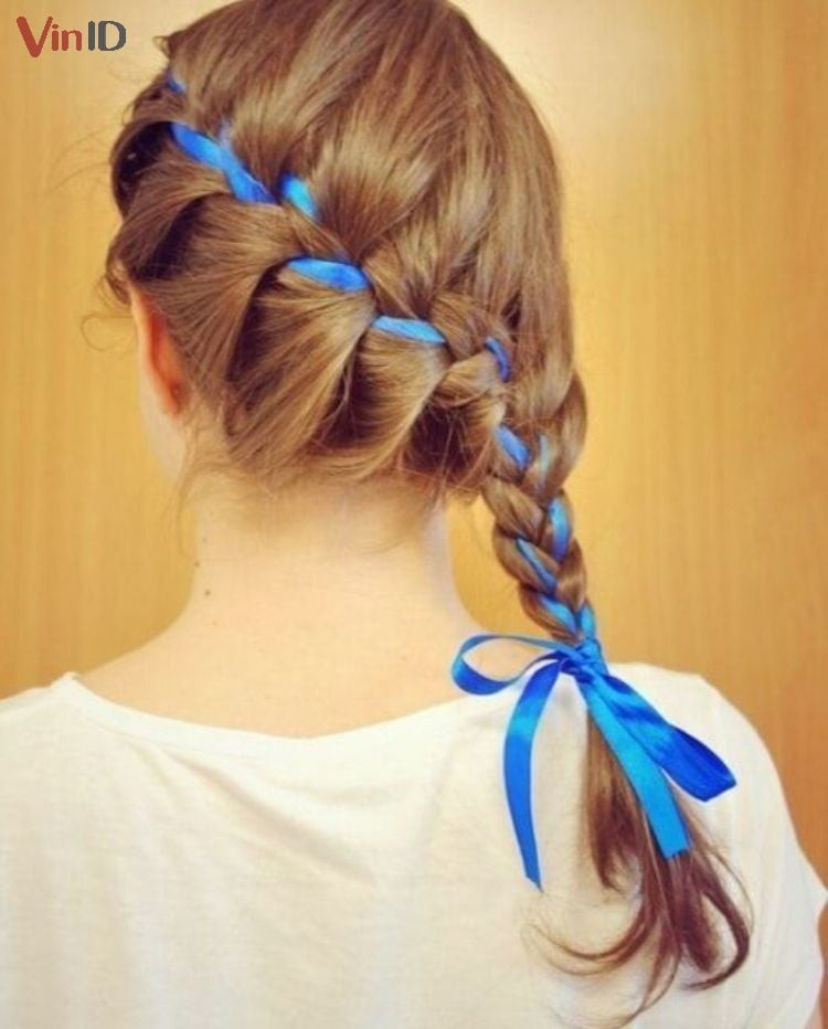Tóc thắt bím một bên với dây màu
