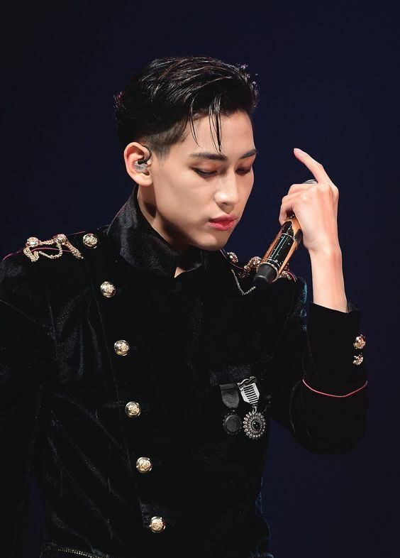Tóc Undercut Pompadour kết cấu bồng bềnh