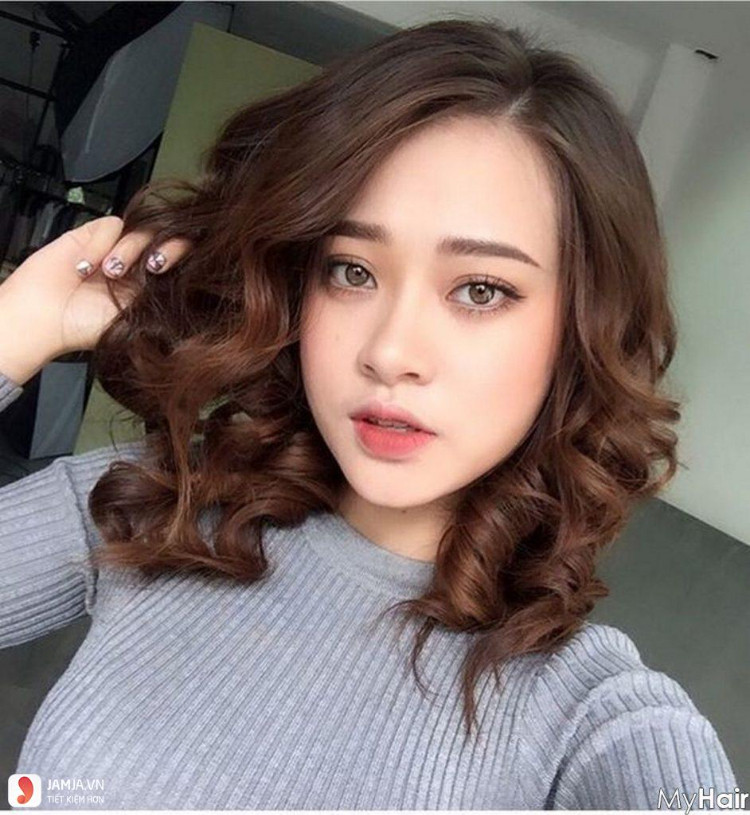 Tóc uốn lọn to sang chảnh cho mặt tròn