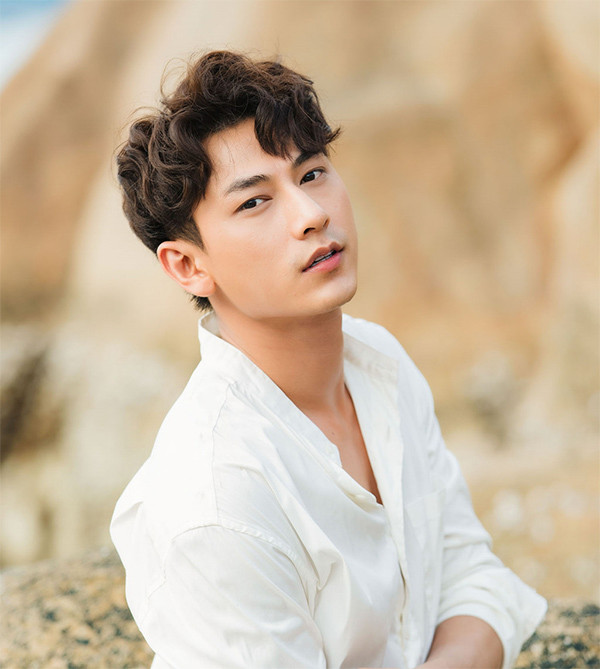 Tóc uốn side part rủ cho nam