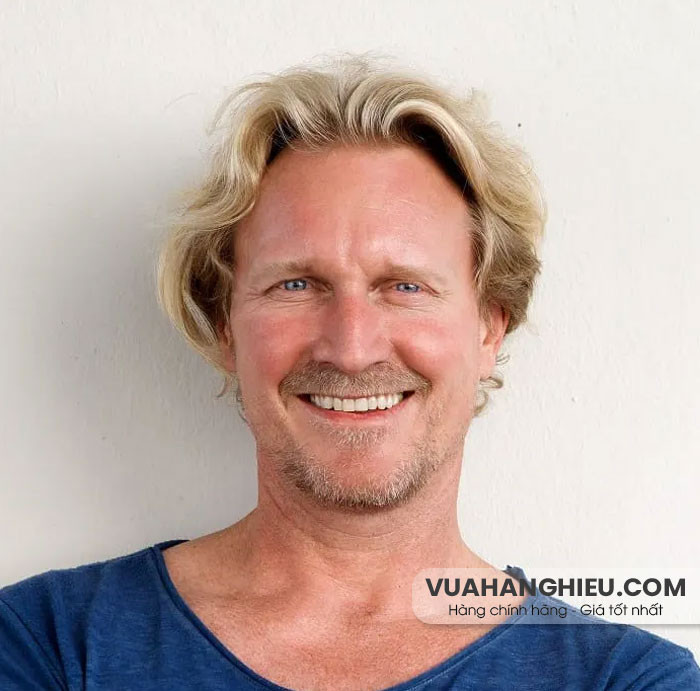 Tóc uốn sóng bồng bềnh tự do, phù hợp cho quý ông muốn vẻ ngoài lãng tử.