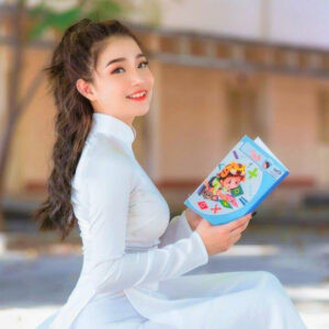 Tóc uốn xoăn buộc nửa đầu nữ tính và năng động