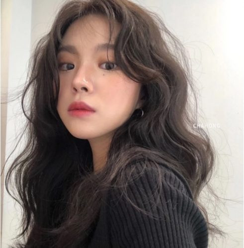 Tóc uốn xoăn chữ S mềm mại cho mặt gò má cao