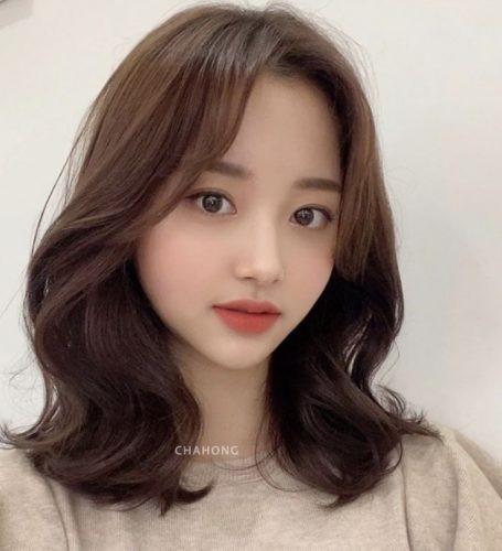 Tóc uốn xoăn mái phồng tôn nét đẹp gò má cao