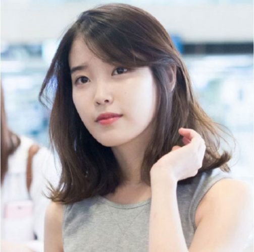 Tóc uốn xoăn mái xéo hiện đại cho gò má cao