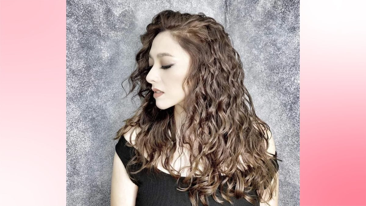 Tóc uốn xù đũa từ chân tóc đến ngọn, tạo độ phồng tự nhiên