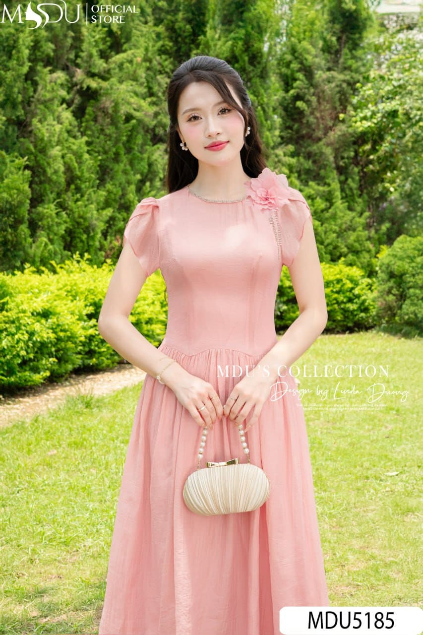 Tóc xõa tự nhiên duyên dáng cho váy dạ hội dáng suông