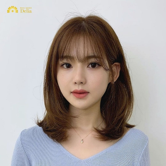 Tóc xoăn chữ C nhẹ nhàng, nữ tính, luôn là lựa chọn hàng đầu cho các mẫu tóc nữ đẹp năm 2024.