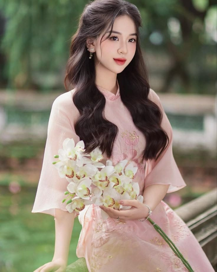 Tóc xoăn lọn hoặc mái lệch phù hợp mặt dài đi dạ hội