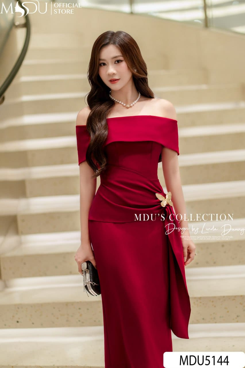 Tóc xoăn lọn lớn quyến rũ kết hợp váy dạ hội ôm sát