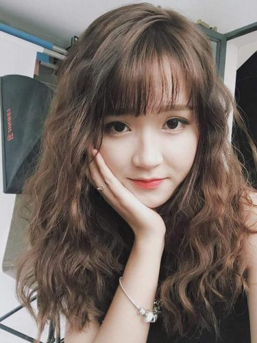 Tóc xoăn phồng mái lưa thưa trẻ trung cho gò má cao