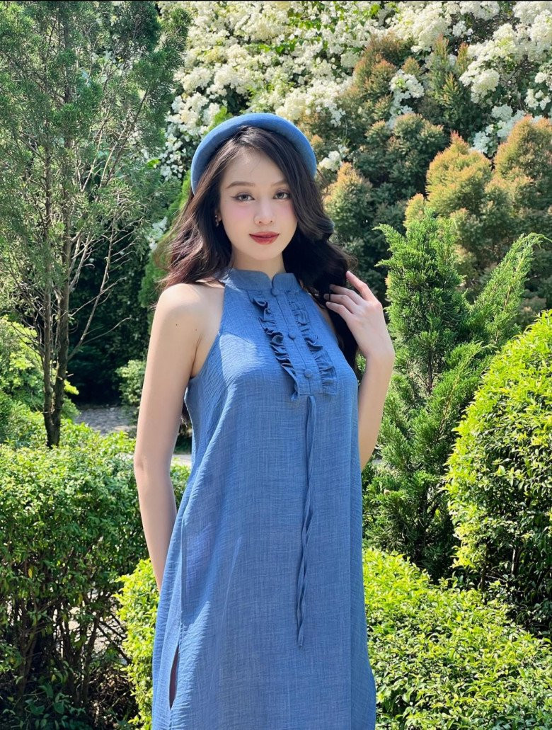 Tóc xoăn rủ mái thanh thoát che gọn gương mặt khi đội mấn