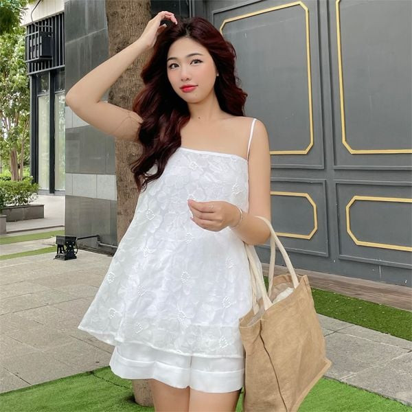 Tóc xoăn sóng lơi mang vẻ đẹp tự nhiên và quyến rũ cho chuyến đi biển