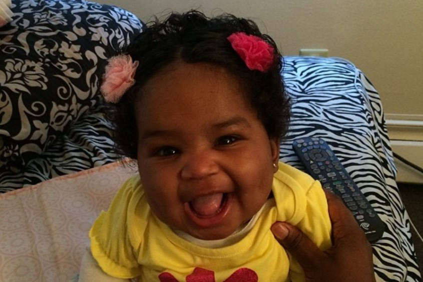 Tóc xoăn tự nhiên kẹp nơ cho bé gái 1 tuổi