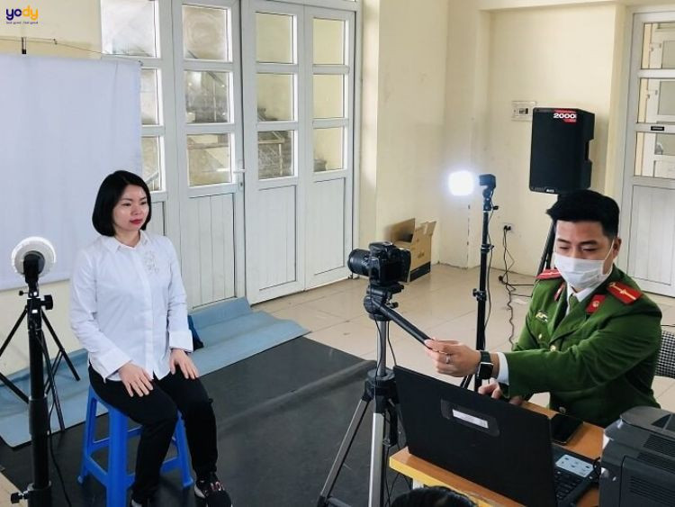 Tư thế thẳng lưng và biểu cảm tự tin khi chụp ảnh thẻ CCCD