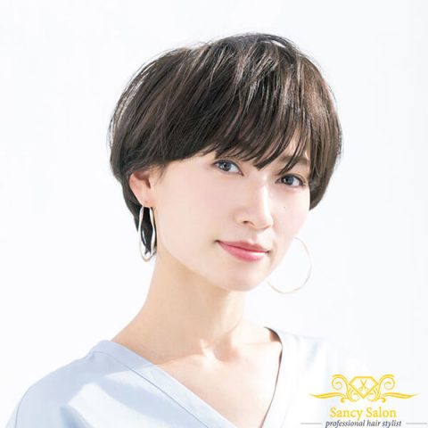 U40 tóc ngắn đẹp cho tuổi 40 với kiểu tóc tém mái dài che trán, tạo vẻ năng động