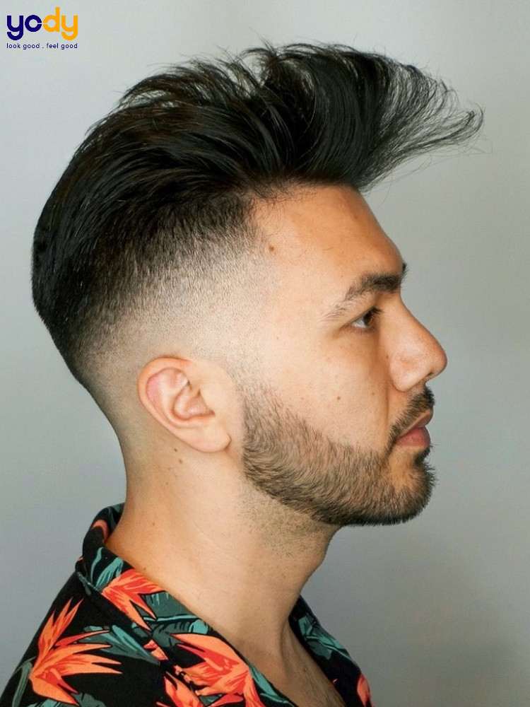 Undercut cạo hai bên tạo vẻ mạnh mẽ cho nam mặt tròn