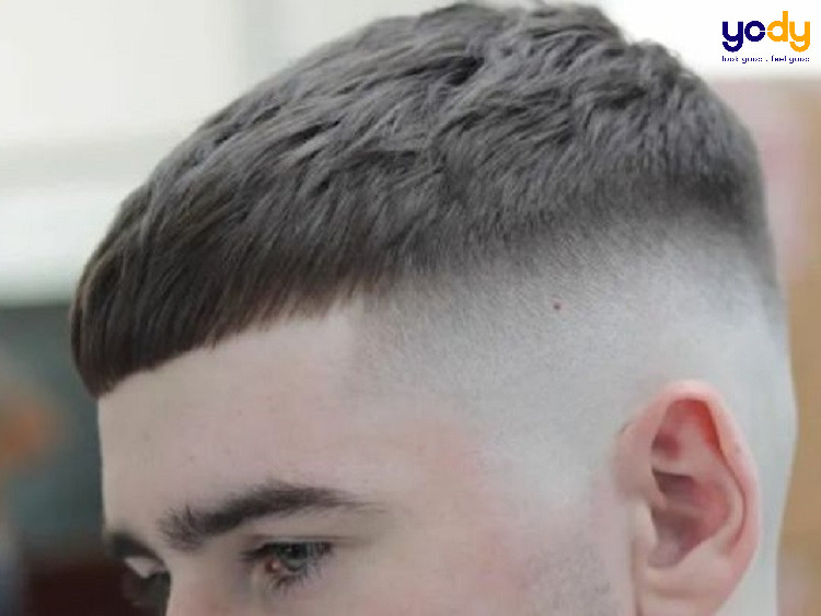 Undercut mái ngố nam với phần tóc cạo hai bên sắc nét