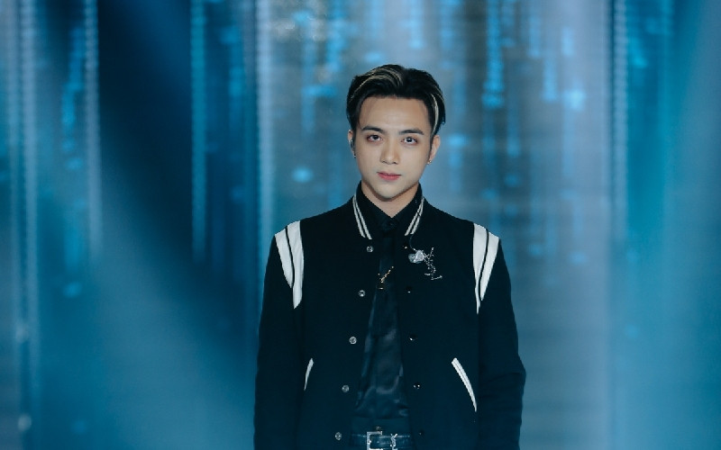 Undercut Quiff giúp tôn lên vẻ ngoài lịch lãm của Soobin Hoàng Sơn, phong thái hiện đại
