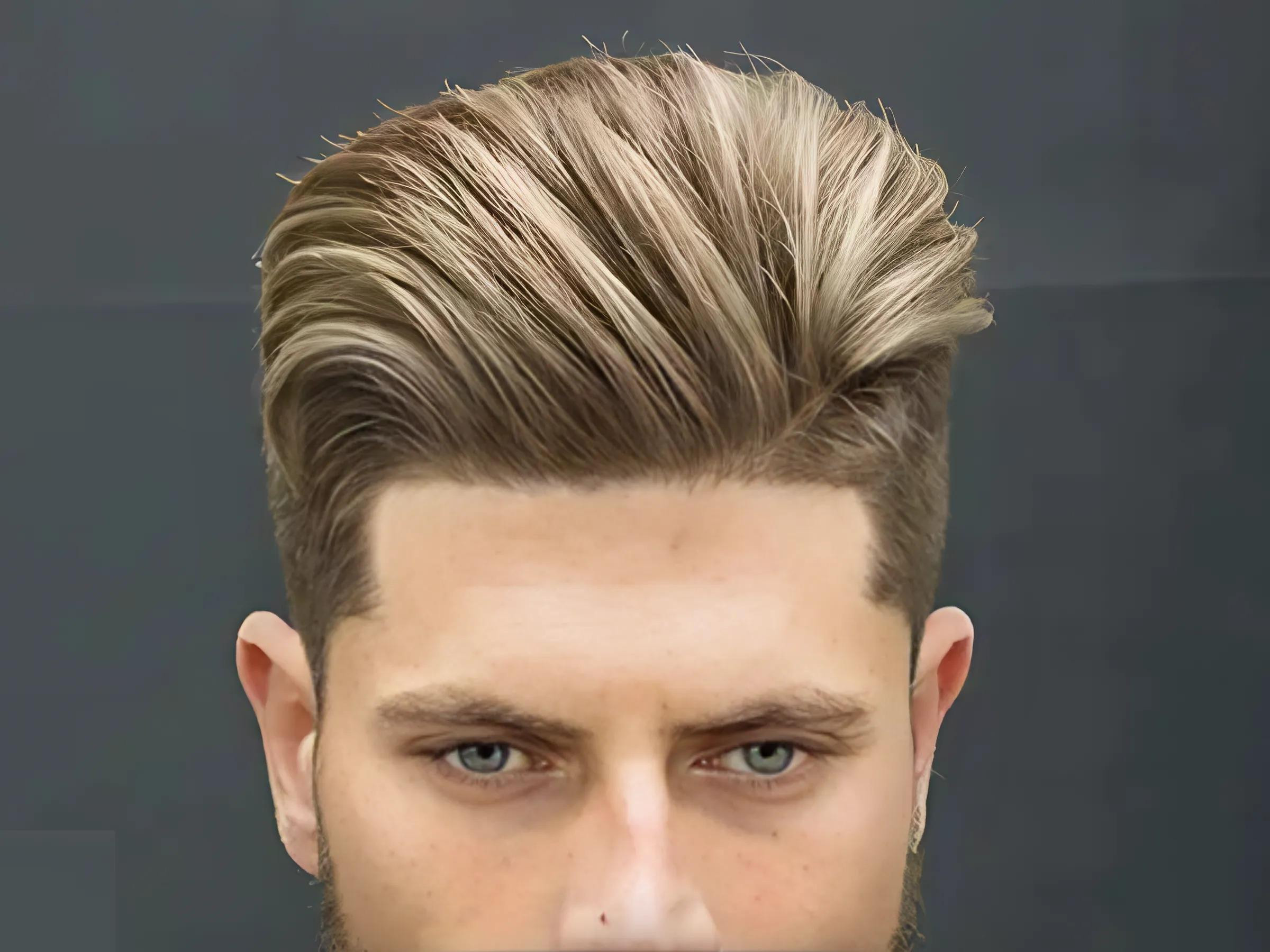 Undercut Quiff Pompadour với phần mái phồng cao tạo vẻ lịch lãm