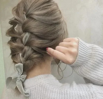 Vẻ đẹp thanh lịch của tóc tết đuôi cá lệch vai cho đêm tiệc