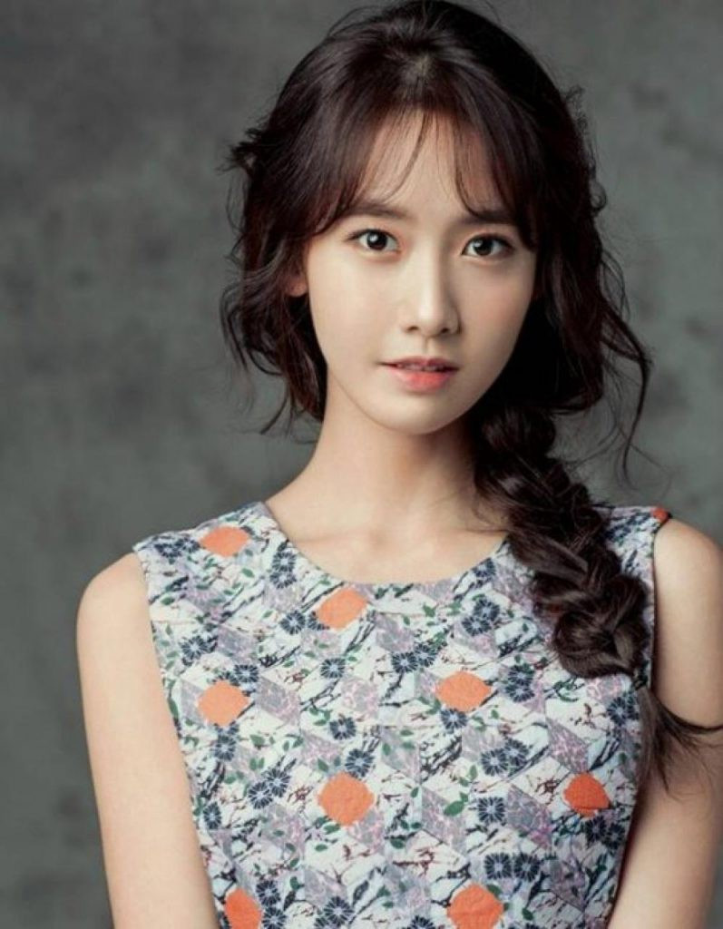 Yoona (Girls’ Generation) với tóc tết lệch vai