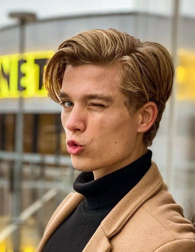 Biến thể side swept với phần fade tinh tế ở hai bên