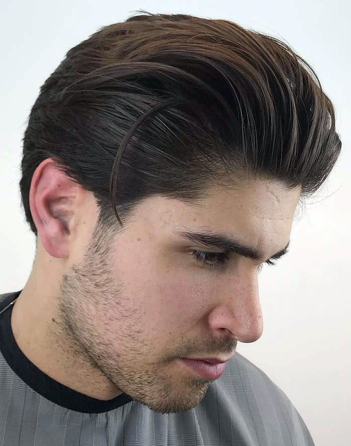 Đàn ông đang tạo kiểu tóc chải ngược với sáp hoặc pomade