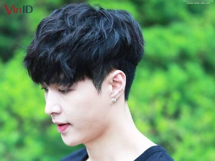 Hình ảnh minh họa kiểu tóc nam Layer xoăn nhẹ