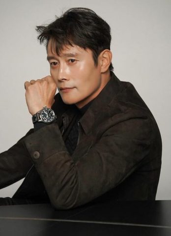 Hình ảnh minh họa người đàn ông trung niên với phong thái lịch lãm