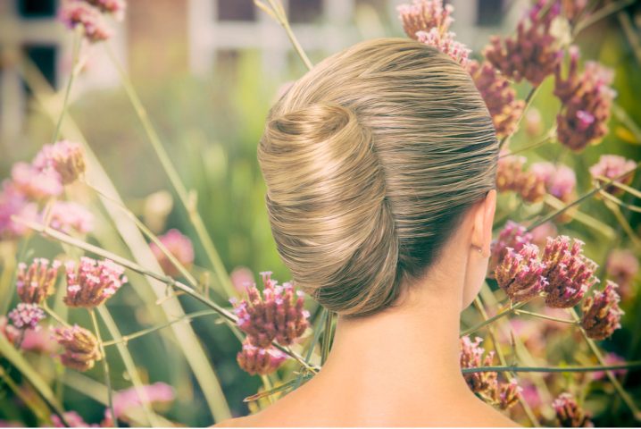 Kiểu tóc búi phồng cho áo trễ vai