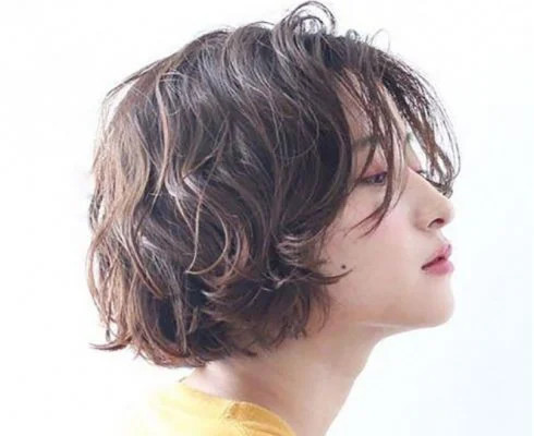 Kiểu tóc pixie uốn xoăn lơi mang lại vẻ ngoài trẻ trung và cuốn hút