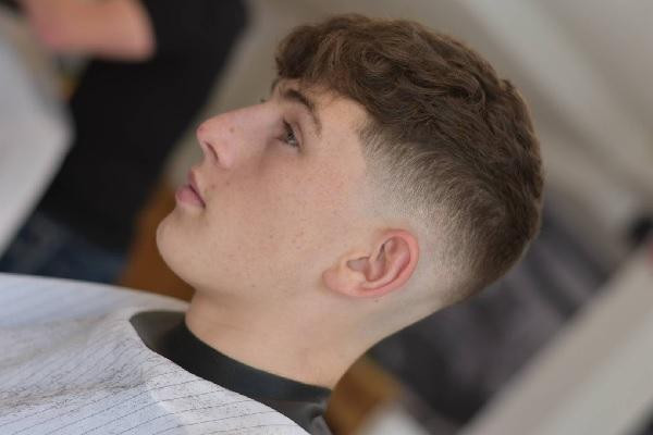 Kiểu tóc Skin Fade thể hiện sự sắc nét và cá tính mạnh mẽ