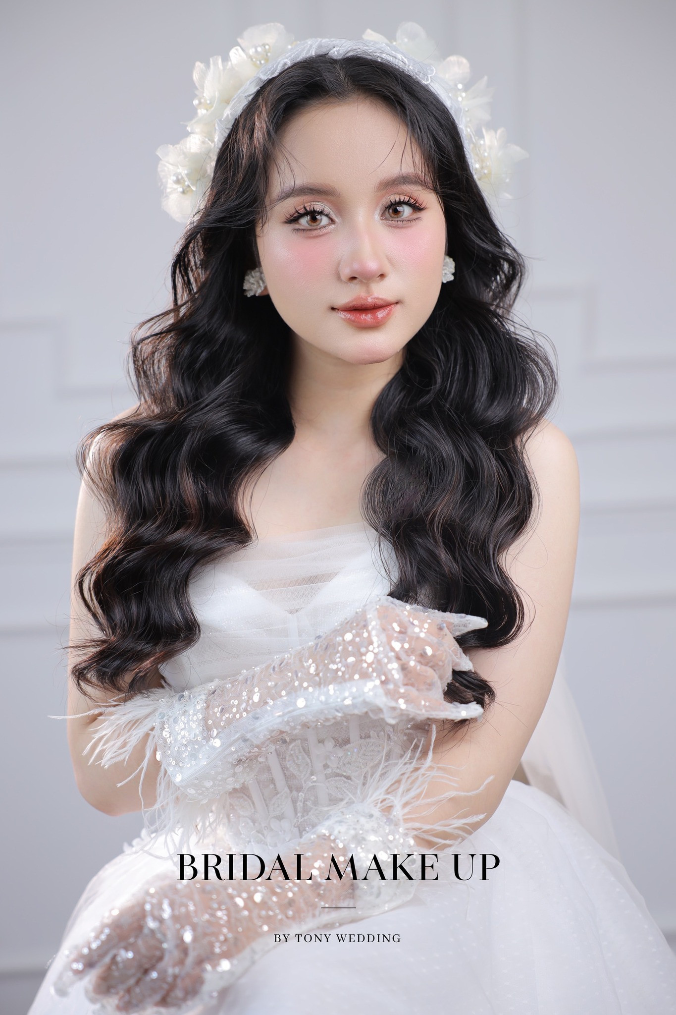Kiểu tóc uốn sóng nước tự nhiên cho cô dâu