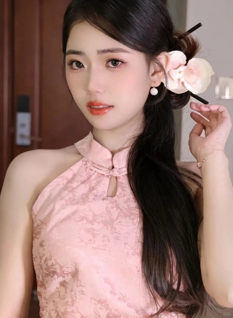 Mô tả ảnh: Kiểu búi tóc xoắn lệch một bên mang vẻ đẹp cổ điển
